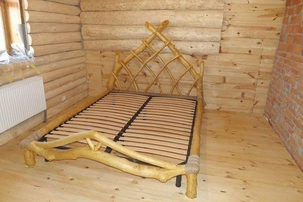 Интересная идея: кровать из веток для дачи
