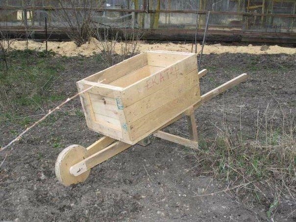 Садовая тачка из ящика